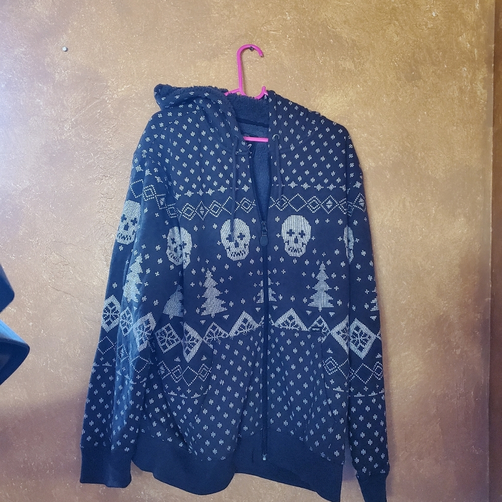 Unisex sweater  especial for skull  Halloween.